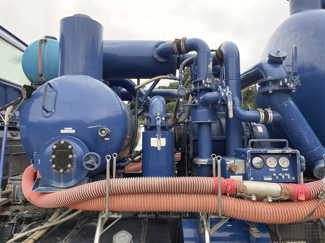 いすゞギガ汚泥吸引車大型（10t）[写真12]