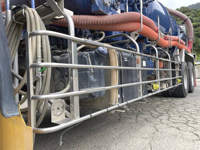 いすゞギガ汚泥吸引車大型（10t）[写真20]