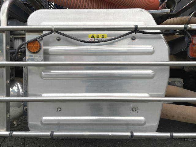 いすゞギガ汚泥吸引車大型（10t）[写真23]