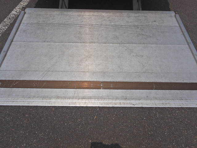 いすゞフォワードアルミウイング中型（4t）[写真36]