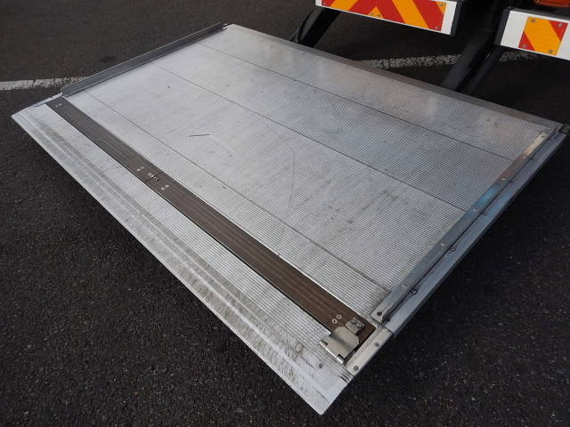 いすゞフォワードアルミウイング中型（4t）[写真31]