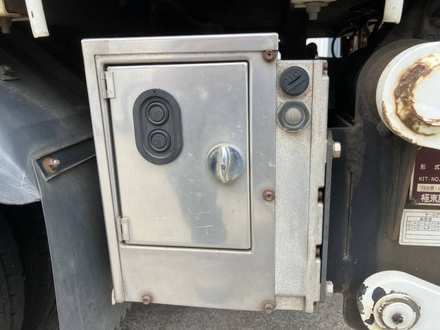 三菱ふそうキャンターガッツダブルキャブ（Wキャブ）小型（2t・3t）[写真12]