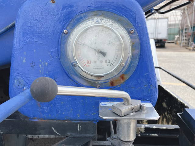 いすゞエルフ汚泥吸引車小型（2t・3t）[写真13]