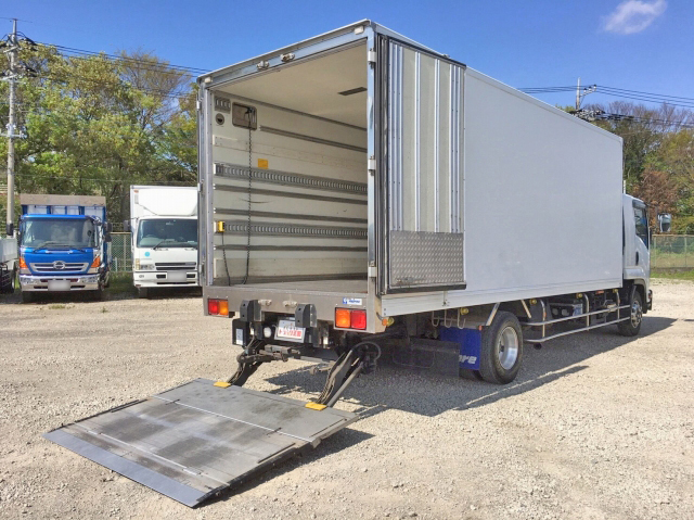 いすゞフォワード冷凍車（冷蔵車）中型（4t）[写真02]