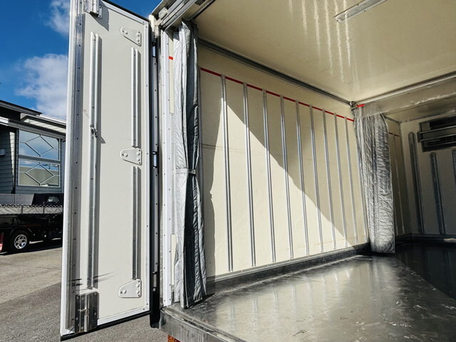 いすゞエルフ冷凍車（冷蔵車）小型（2t・3t）[写真09]