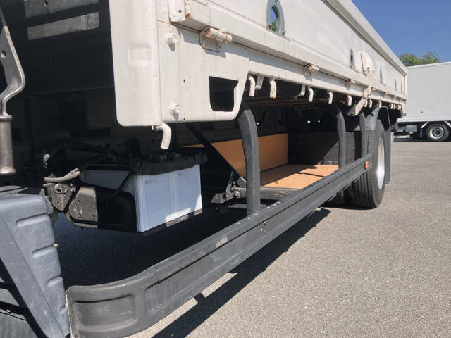 三菱ふそうキャンター平ボディ小型（2t・3t）[写真17]