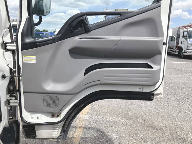 三菱ふそうキャンターアルミバン小型（2t・3t）[写真30]