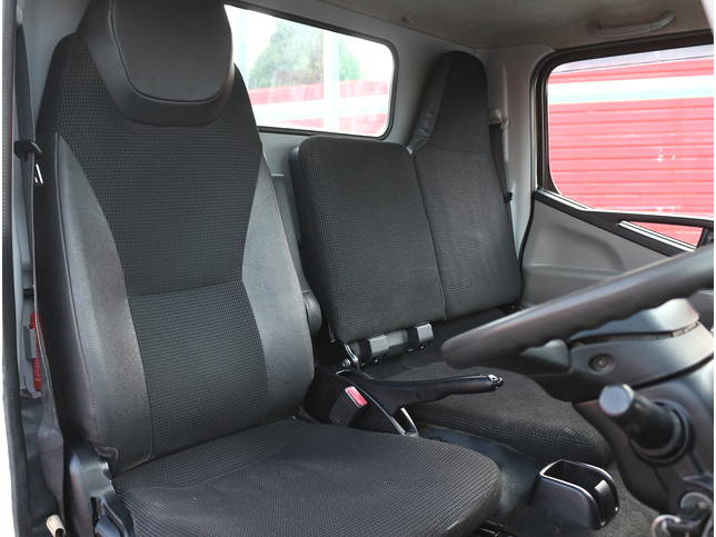 三菱ふそうキャンター平ボディ小型（2t・3t）[写真24]