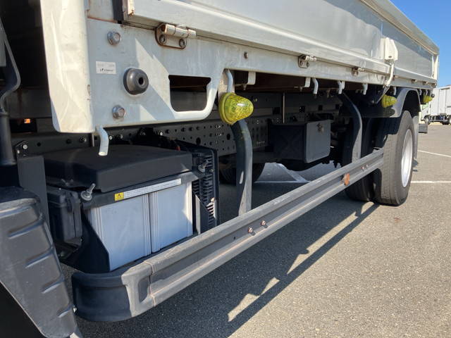 三菱ふそうキャンター平ボディ小型（2t・3t）[写真18]