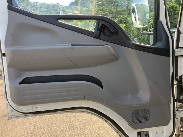 三菱ふそうキャンター平ボディ小型（2t・3t）[写真28]