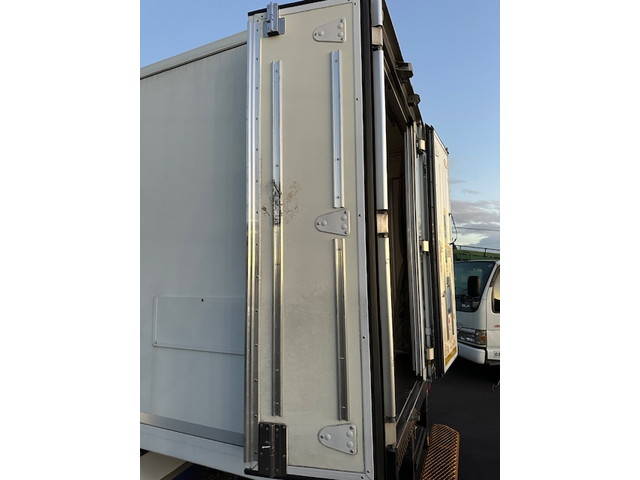 いすゞエルフ冷凍車（冷蔵車）小型（2t・3t）[写真08]