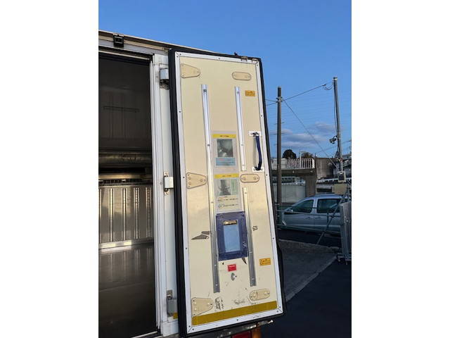 いすゞエルフ冷凍車（冷蔵車）小型（2t・3t）[写真09]