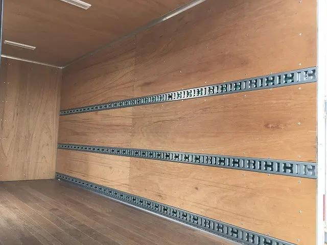 三菱ふそうキャンターアルミバン小型（2t・3t）[写真17]