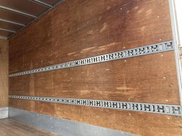 いすゞエルフアルミバン小型（2t・3t）[写真16]