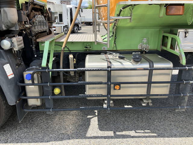 UDトラックスクオンタンク車（タンクローリー）大型（10t）[写真23]