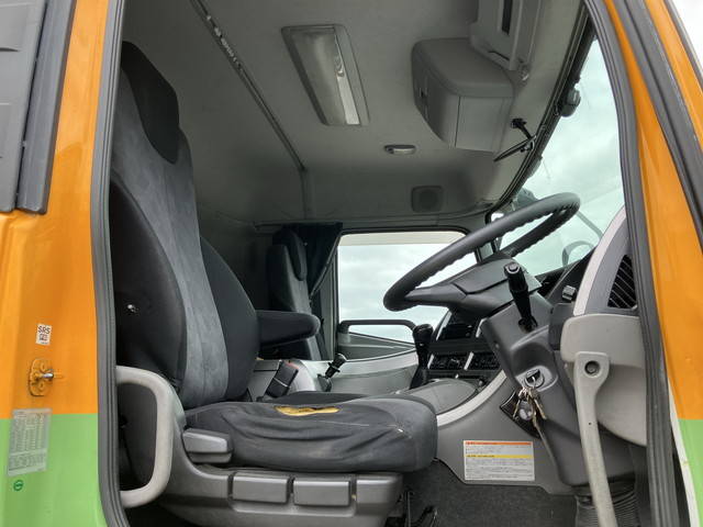 UDトラックスクオンタンク車（タンクローリー）大型（10t）[写真33]