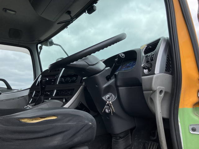 UDトラックスクオンタンク車（タンクローリー）大型（10t）[写真35]