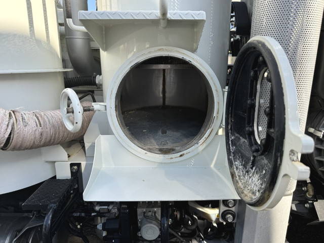 日野レンジャー汚泥吸引車中型（4t）[写真09]