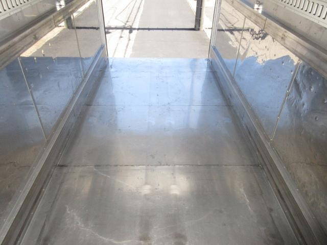 日野デュトロパネルバン小型（2t・3t）[写真16]