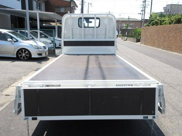 トヨタトヨエース平ボディ小型（2t・3t）[写真09]
