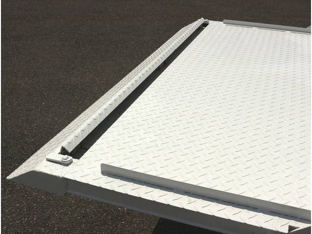 三菱ふそうキャンター平ボディ小型（2t・3t）[写真09]