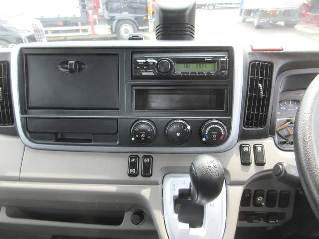 三菱ふそうキャンター平ボディ小型（2t・3t）[写真13]