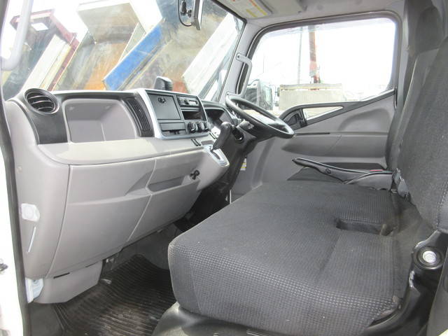 三菱ふそうキャンター平ボディ小型（2t・3t）[写真16]