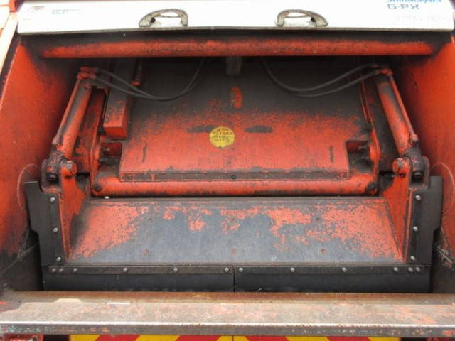 いすゞフォワードパッカー車（塵芥車）中型（4t）[写真13]