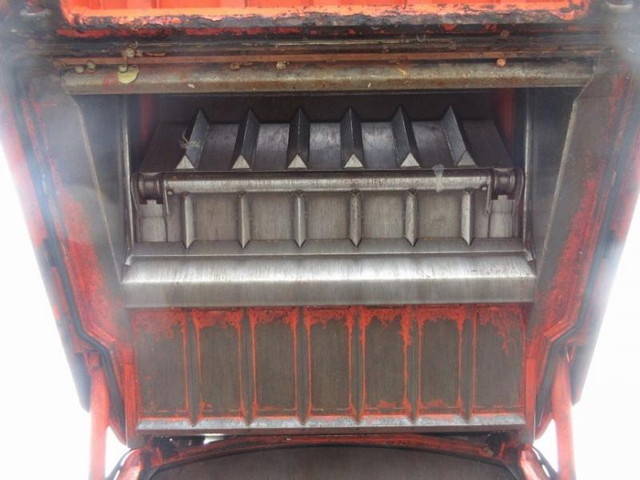 いすゞフォワードパッカー車（塵芥車）中型（4t）[写真16]