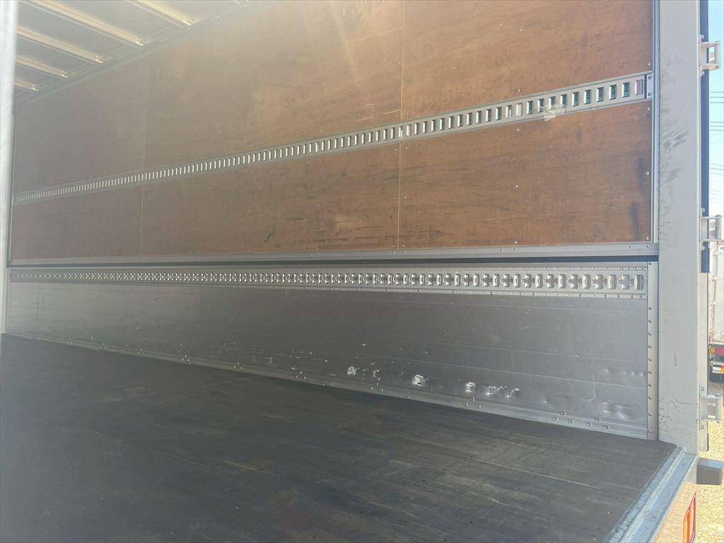 いすゞフォワードアルミウイング中型（4t）[写真10]