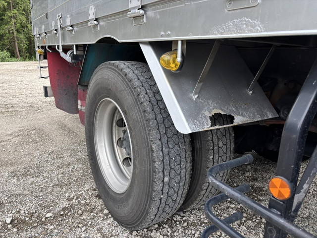 日野プロフィア幌ウイング大型（10t）[写真26]