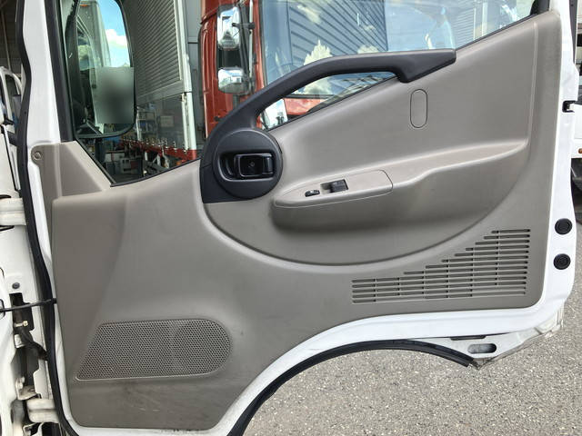 三菱ふそうキャンターガッツアルミバン小型（2t・3t）[写真29]