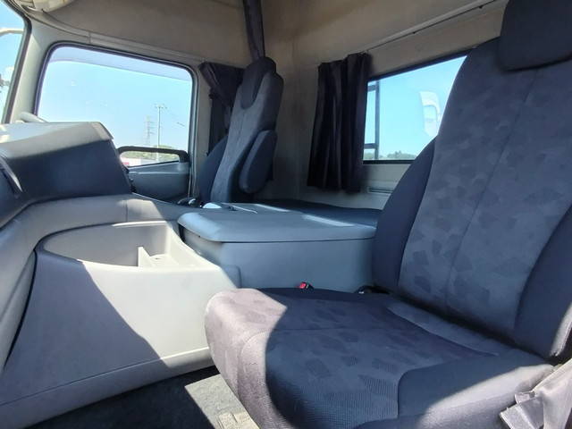 UDトラックスクオントレーラーヘッド（トラクターヘッド）大型（10t）[写真22]