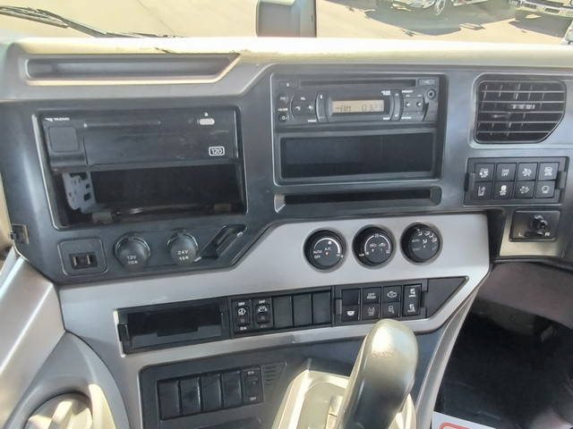 UDトラックスクオントレーラーヘッド（トラクターヘッド）大型（10t）[写真27]