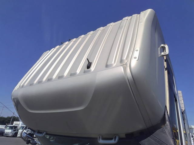 UDトラックスクオントレーラーヘッド（トラクターヘッド）大型（10t）[写真09]