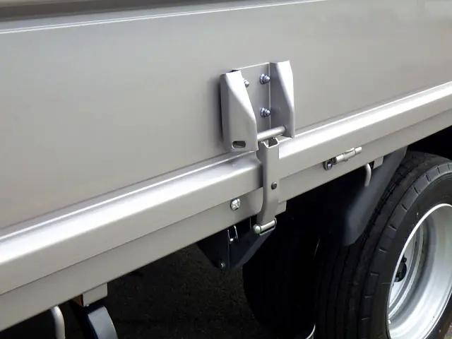 三菱ふそうキャンター平ボディ小型（2t・3t）[写真13]