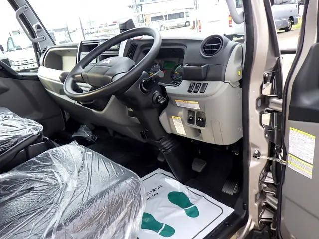 三菱ふそうキャンター平ボディ小型（2t・3t）[写真25]