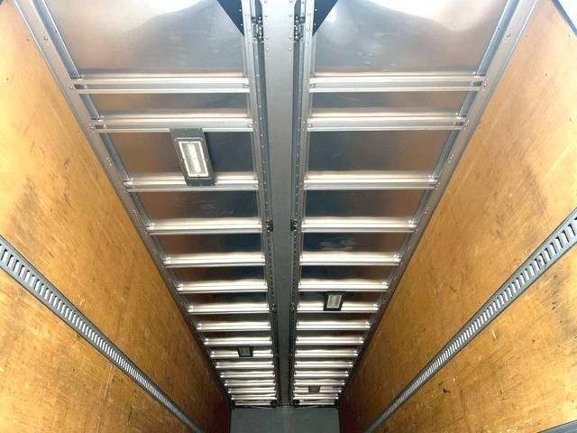 いすゞギガアルミウイング大型（10t）[写真11]