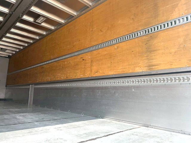 いすゞギガアルミウイング大型（10t）[写真13]