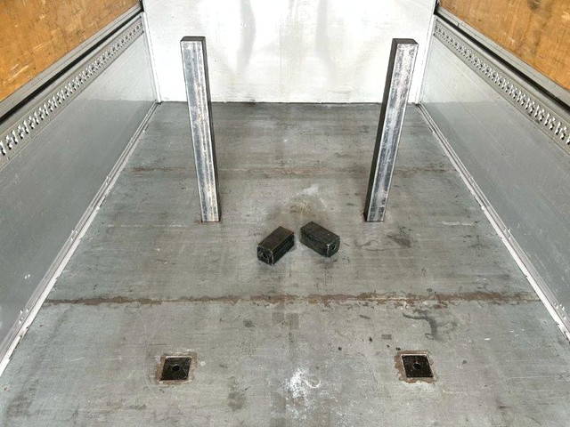 いすゞギガアルミウイング大型（10t）[写真14]