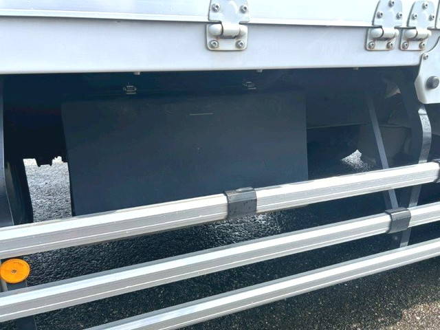 いすゞギガアルミウイング大型（10t）[写真21]