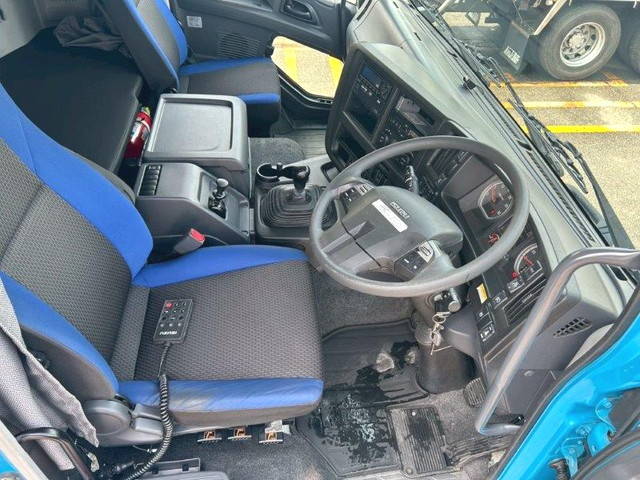 いすゞギガアルミウイング大型（10t）[写真31]