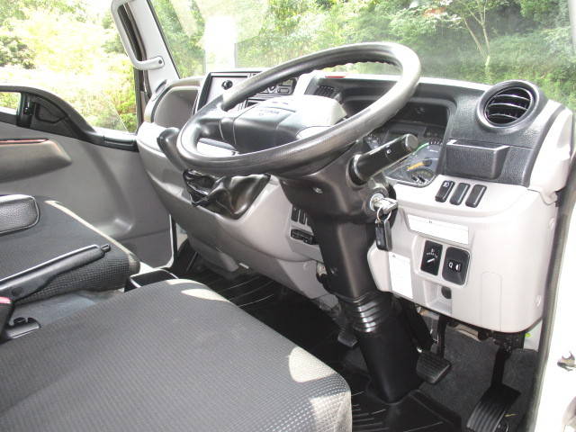 三菱ふそうキャンター平ボディ小型（2t・3t）[写真20]