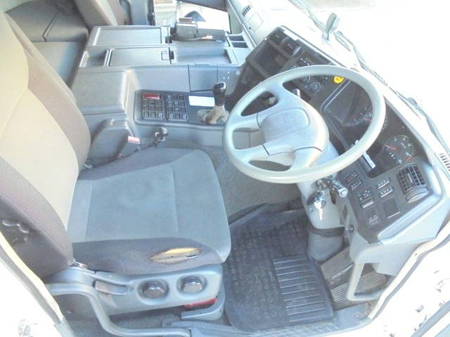 三菱ふそうスーパーグレートシャーシ大型（10t）[写真13]