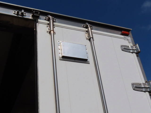 三菱ふそうスーパーグレートアルミウイング大型（10t）[写真31]