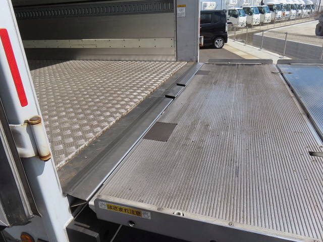 日野レンジャー冷蔵冷凍ウイング中型（4t）[写真28]