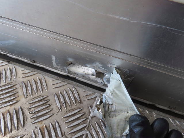 日野レンジャー冷蔵冷凍ウイング中型（4t）[写真34]