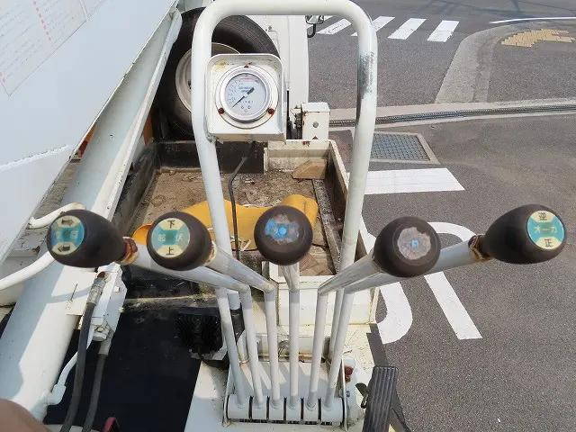 いすゞエルフ穴掘建柱車小型（2t・3t）[写真19]