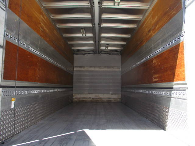 三菱ふそうファイターアルミウイング中型（4t）[写真16]