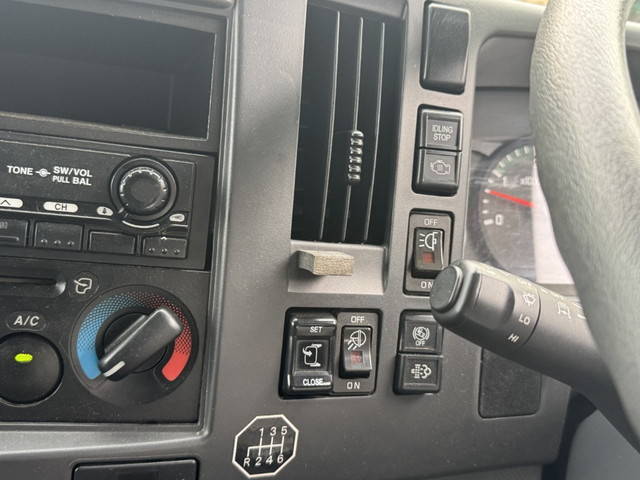 いすゞフォワードアルミウイング中型（4t）[写真36]